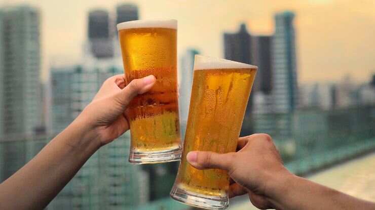 Free-flow house-pour beverages