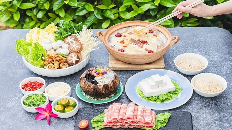 White Pepper Pork Tripe Wenchang Chicken Hotpot