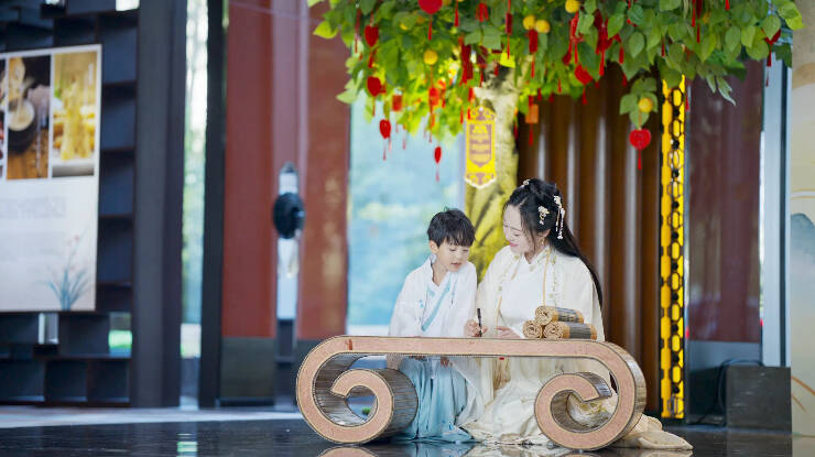 Hanfu immersive experience (free for 1 hour; up to two adults and two children per room)